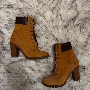 Size 6.5 timberland booties. Very pre loved.